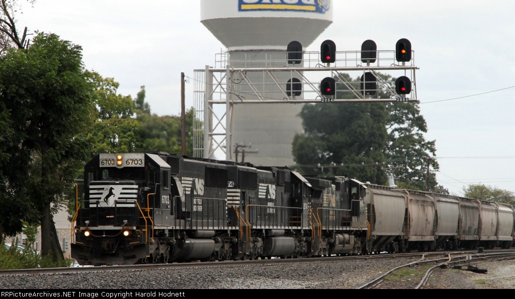 NS 6703 leads train 58Z past the signals at Aycock